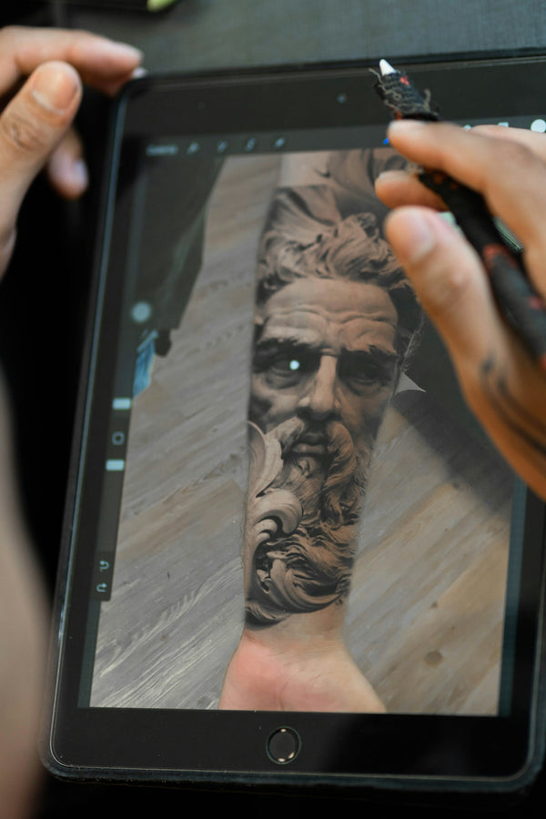 Cómo mejorar tus diseños con pinceles Procreate para tatuajes